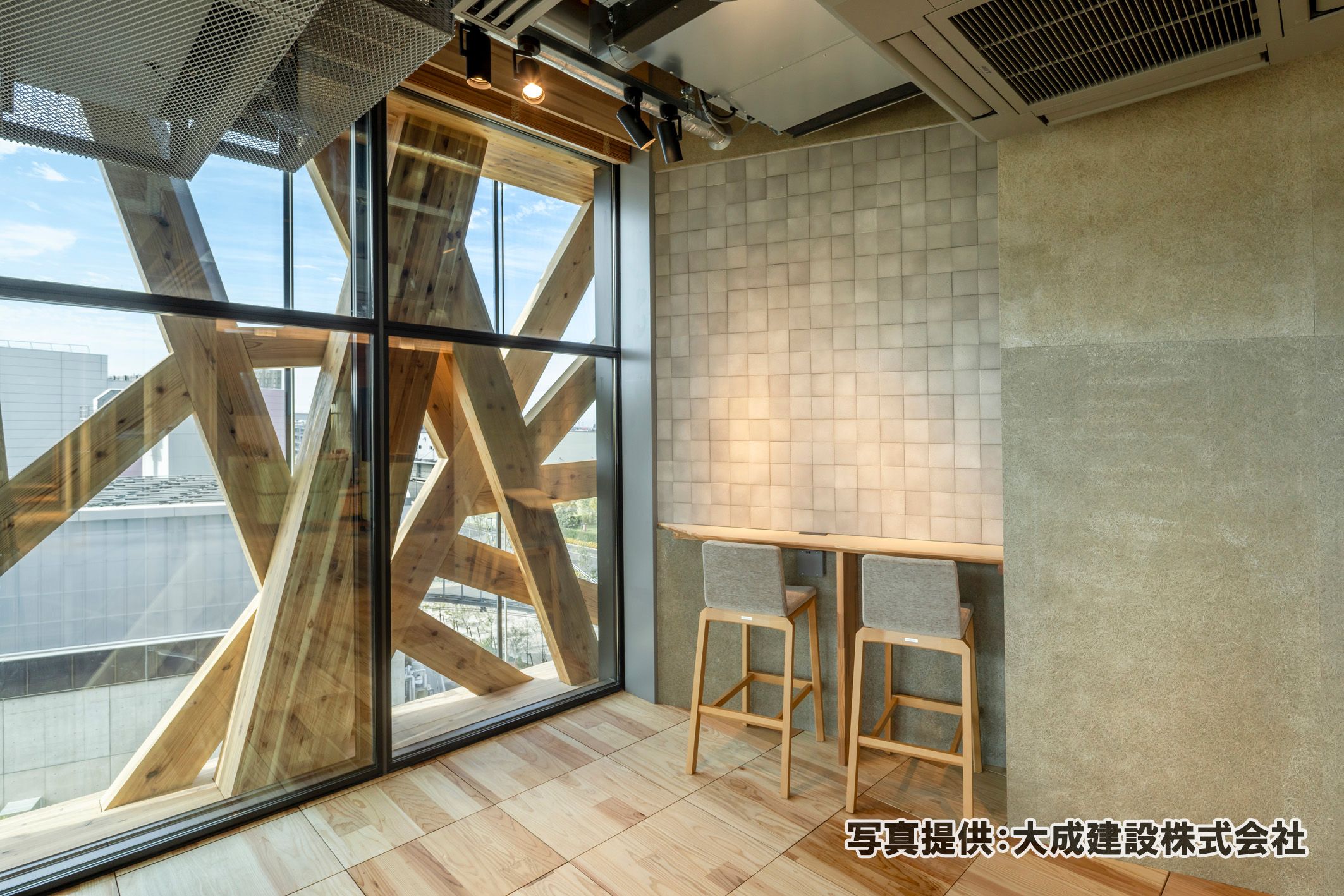 大成建設ゼロカーボンビルの執務空間の壁面に採用された、焼かないミネラル建材 Terrawell(109Square・特注色)